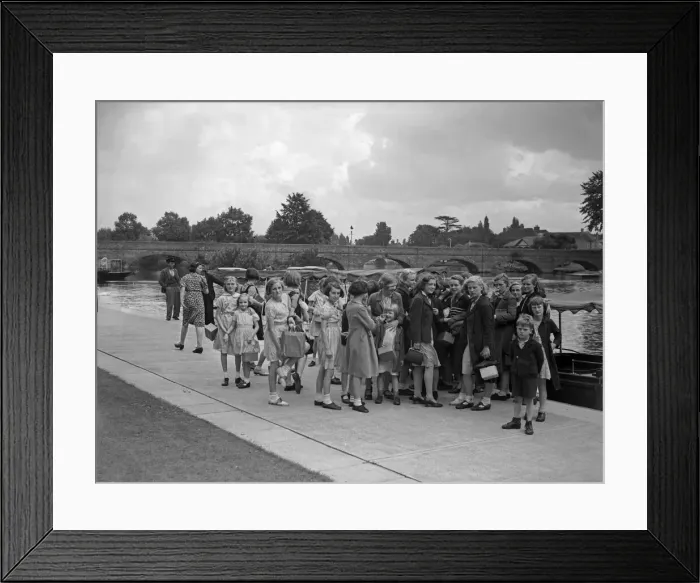 Framed Print : Evacuated Birmingham schoolchildren seen here taking in the sights of Stratford of Avon Framed Print : Evacuated Birmingham schoolchildren seen here taking in the sights of Stratford of Avon