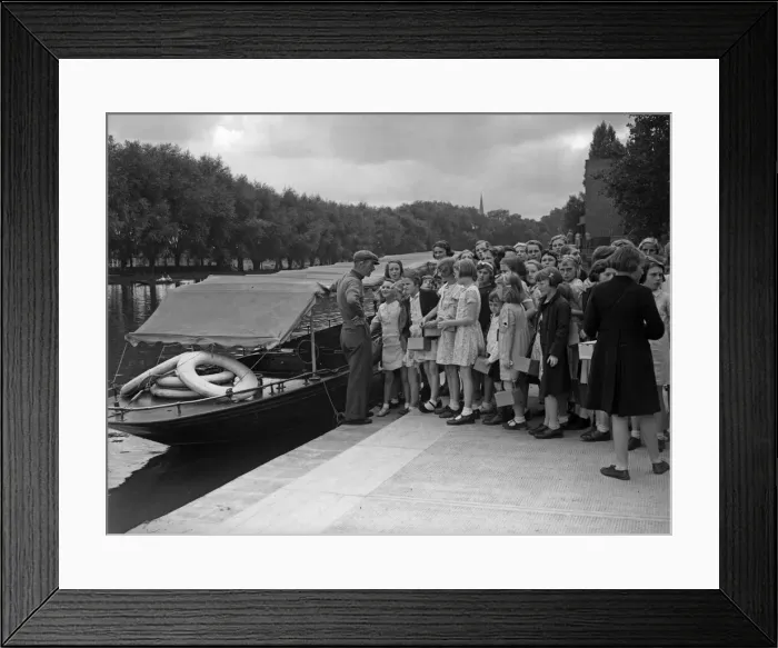 Framed Print : Evacuated Birmingham schoolchildren seen here taking in the sights of Stratford of Avon Framed Print : Evacuated Birmingham schoolchildren seen here taking in the sights of Stratford of Avon