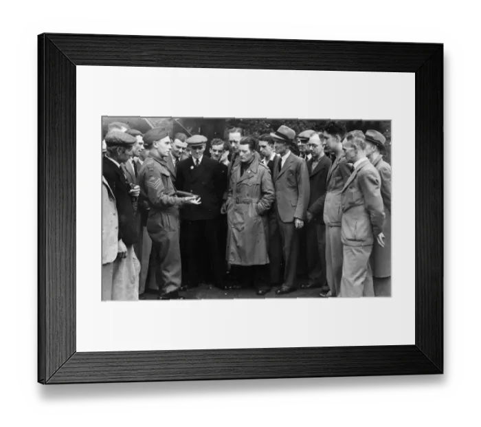 Framed Print : A group of recruits for the Reading Home Guard Ant-Aircraft Battery receive instructions Framed Print : A group of recruits for the Reading Home Guard Ant-Aircraft Battery receive instructions