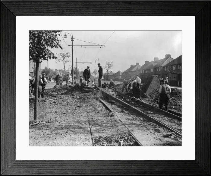 Framed Print : Workmen repair the tramlines at Tyburn Road, Birmingham following an air raid on the city Framed Print : Workmen repair the tramlines at Tyburn Road, Birmingham following an air raid on the city