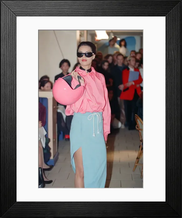 Framed Print : Vivienne Westwood fashion collection show at Tall Orders, Soho, London. October 1991