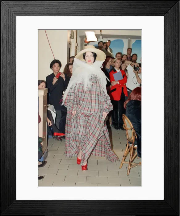 Framed Print : Vivienne Westwood fashion collection show at Tall Orders, Soho, London. October 1991 Framed Print : Vivienne Westwood fashion collection show at Tall Orders, Soho, London. October 1991