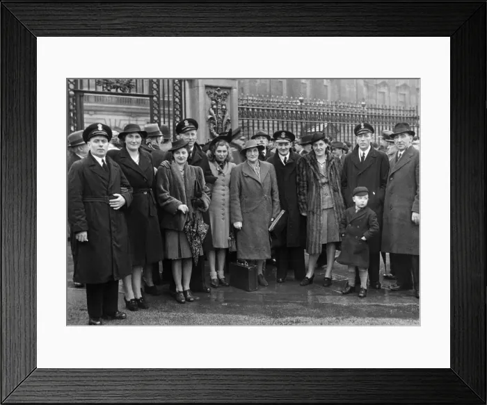 Framed Print : Submariners pictured outside Buckingham Palace as they attend an investiture Framed Print : Submariners pictured outside Buckingham Palace as they attend an investiture