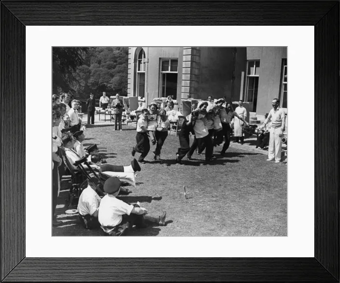 Framed Print : Recuperating Royal Navy servicemen, injured during the Second World War Framed Print : Recuperating Royal Navy servicemen, injured during the Second World War