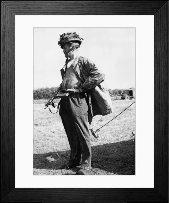 Framed Print : First pictures of the evacuated British Airborne Forces from Arhem Framed Print : First pictures of the evacuated British Airborne Forces from Arhem