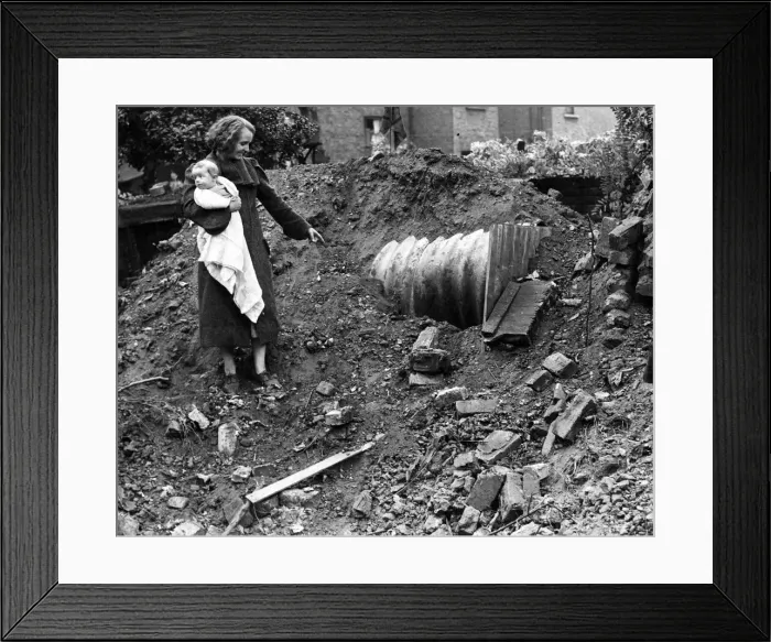 Framed Print : Mrs Miller with her 4-month-old baby at her house at Crowhurst Road, Brixton Framed Print : Mrs Miller with her 4-month-old baby at her house at Crowhurst Road, Brixton
