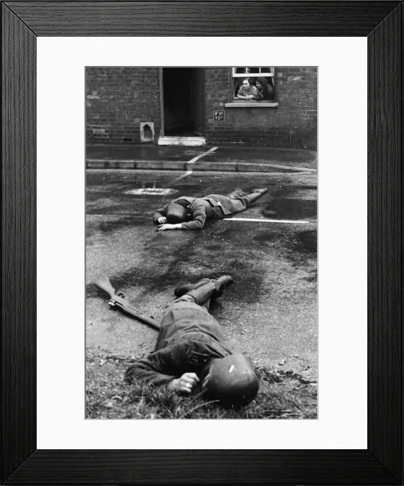 Framed Print : Locals watch an anti-invasion exercise in Lincolnshire. September 1942 Framed Print : Locals watch an anti-invasion exercise in Lincolnshire. September 1942