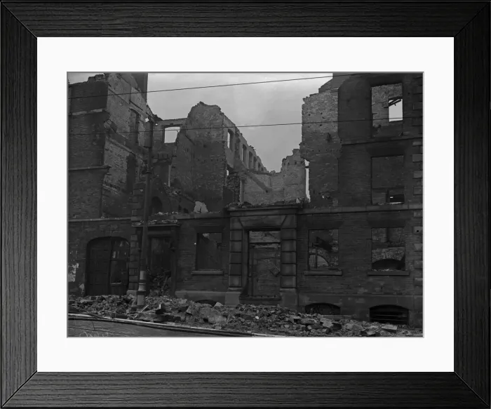 Framed Print : Rubble strewn across Holloway Head following a heavy raid on Birmingham Framed Print : Rubble strewn across Holloway Head following a heavy raid on Birmingham