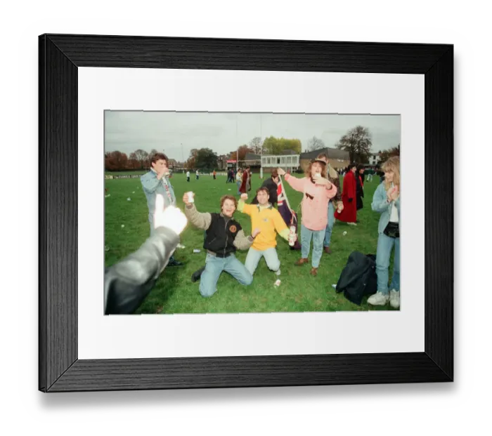 Framed Print : Rugby Fans watching the 1991 Rugby World Cup Final between Australia & England on an