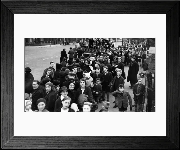 Framed Print : Men, women and children from Hull head into the countryside to escape the Blitz Framed Print : Men, women and children from Hull head into the countryside to escape the Blitz