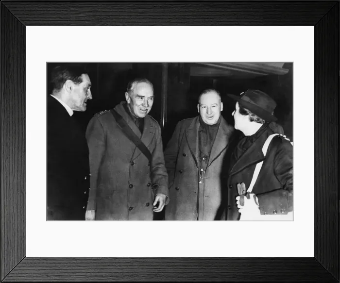 Framed Print : Greeting the largest convoy of Canadian troops yet to cross the Atlantic in a British