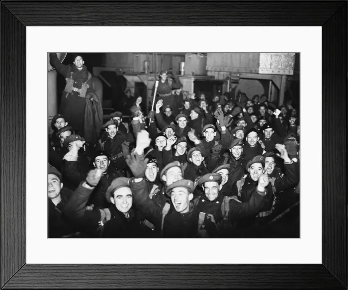 Framed Print : British infantry on leave arrive at a British park during the Second World War Framed Print : British infantry on leave arrive at a British park during the Second World War