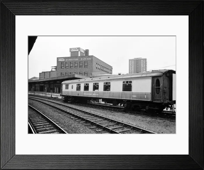 Framed Print : The train now standing on a platform at Finsbury Park serves lunches to top business Framed Print : The train now standing on a platform at Finsbury Park serves lunches to top business