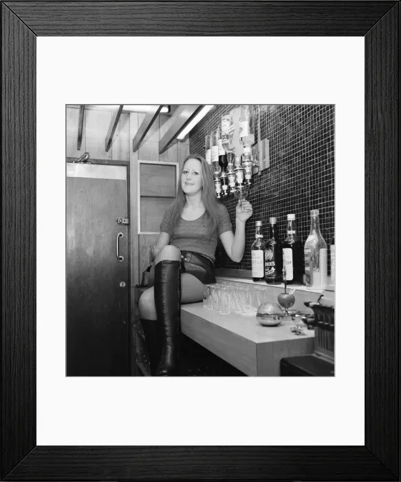 Framed Print : Barmaid at Mecca Bingo Hall, Middlesbrough, 1972, Photocall