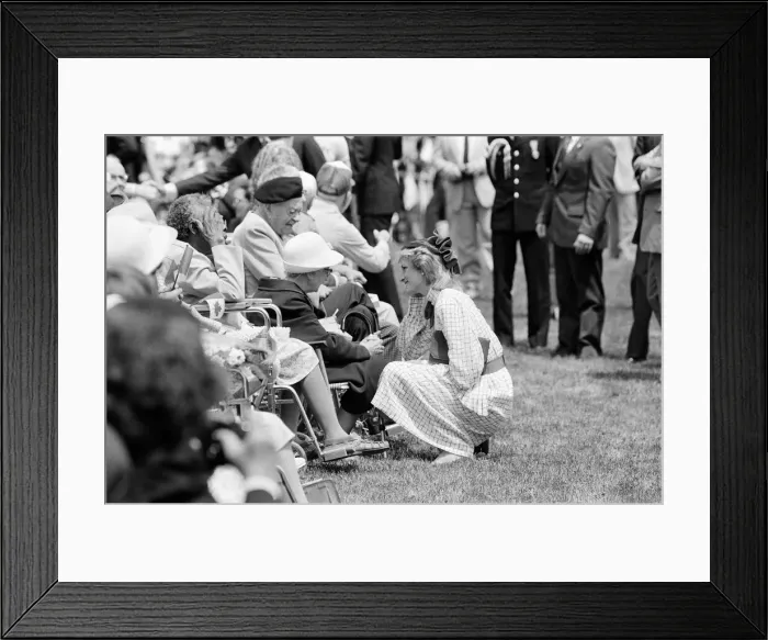Framed Print : Diana, Princess of Wales greets crowds at a walkabout in Halifax, Canada. 14th June 1983 Framed Print : Diana, Princess of Wales greets crowds at a walkabout in Halifax, Canada. 14th June 1983