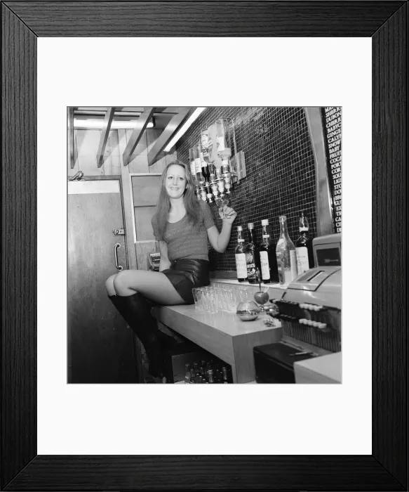 Framed Print : Barmaid at Mecca Bingo Hall, Middlesbrough, 1972, Photocall