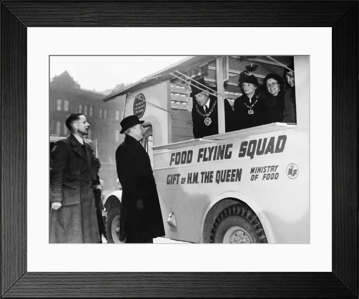 Framed Print : Regional Commissioner Harry Haig inspects a mobile canteen during the Second World War