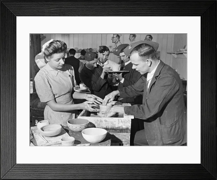 Framed Print : Nurse Pat Tait instructs wounded troops in curative pottery at a workshop for injured Framed Print : Nurse Pat Tait instructs wounded troops in curative pottery at a workshop for injured