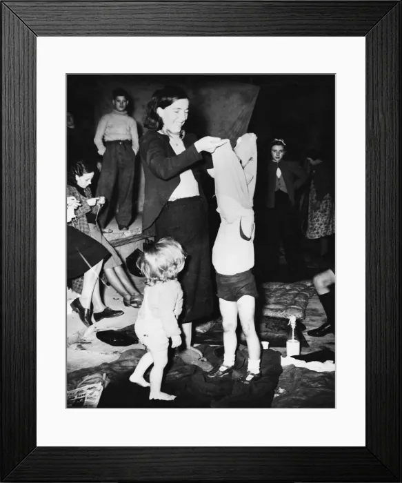 Framed Print : Women and children prepare to sleep in a bomb shelter during Second World War Framed Print : Women and children prepare to sleep in a bomb shelter during Second World War