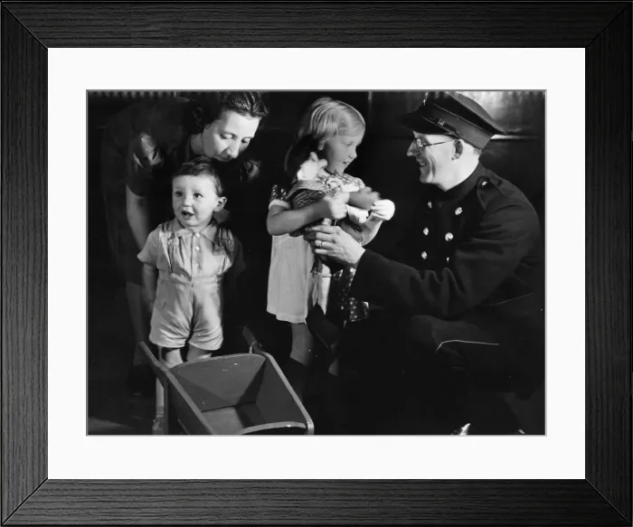Framed Print : Young siblings Michael Briggs (aged 2) and older sister Christine (3 Framed Print : Young siblings Michael Briggs (aged 2) and older sister Christine (3