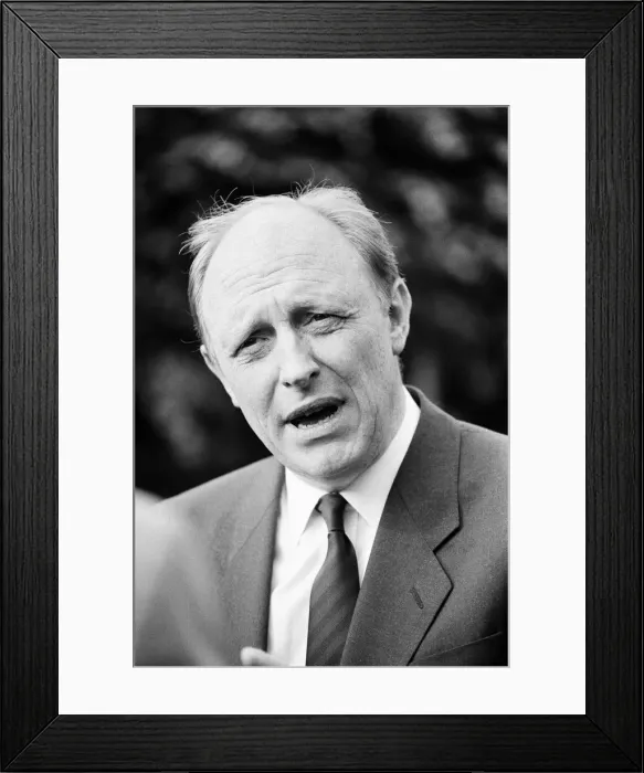 Framed Print : 1987 Labour Party Shadow Cabinet, Neil Kinnock unveils his new lineup, Photocall Framed Print : 1987 Labour Party Shadow Cabinet, Neil Kinnock unveils his new lineup, Photocall