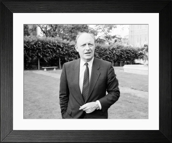 Framed Print : 1987 Labour Party Shadow Cabinet, Neil Kinnock unveils his new lineup, Photocall Framed Print : 1987 Labour Party Shadow Cabinet, Neil Kinnock unveils his new lineup, Photocall
