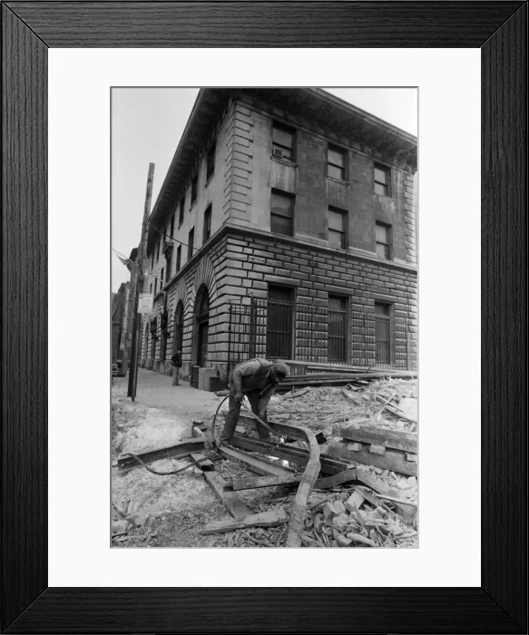 Framed Print : Street scene in New York. 13th February 1981 Framed Print : Street scene in New York. 13th February 1981