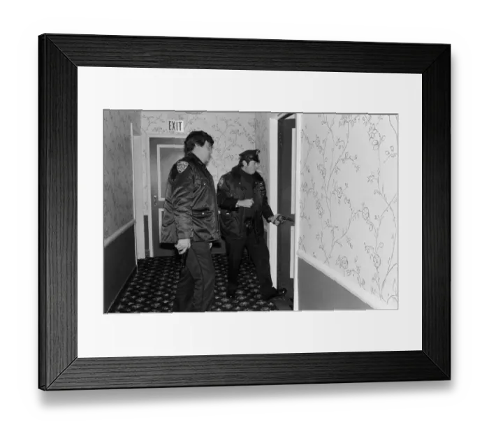 Framed Print : New York Police from the 42nd Precinct entering a property Framed Print : New York Police from the 42nd Precinct entering a property