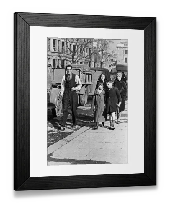 Framed Print : Homeless Chelsea residents, who lost their home during the previous nights air raid Framed Print : Homeless Chelsea residents, who lost their home during the previous nights air raid