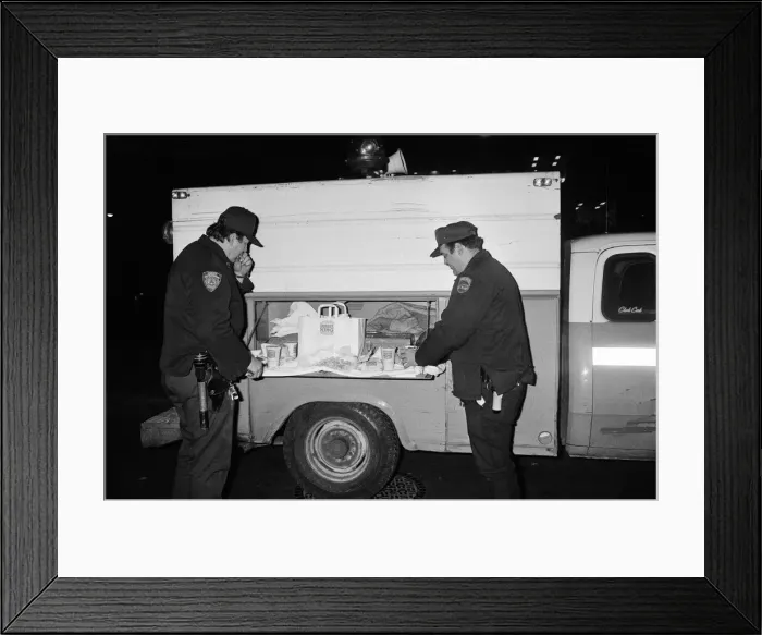Framed Print : New York Police enjoying a Burger King meal from the side of a van. 13th February 1981 Framed Print : New York Police enjoying a Burger King meal from the side of a van. 13th February 1981