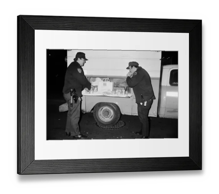 Framed Print : New York Police enjoying a Burger King meal from the side of a van. 13th February 1981