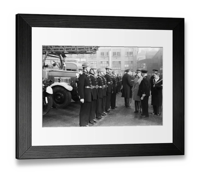 Framed Print : King George VI tours the bomb shattered areas of Birmingham following the city suffering