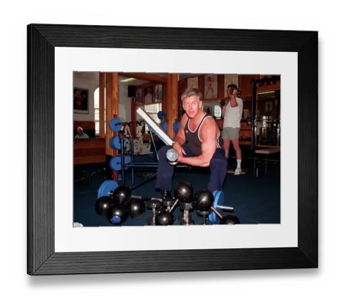 Framed Print : DAVE PROWSE, ACTOR, IN PHOTOCALL EXERCISING IN GYM -1991 Framed Print : DAVE PROWSE, ACTOR, IN PHOTOCALL EXERCISING IN GYM -1991
