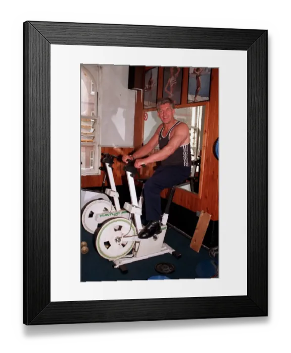 Framed Print : DAVE PROWSE, ACTOR, IN PHOTOCALL EXERCISING IN GYM -1991 Framed Print : DAVE PROWSE, ACTOR, IN PHOTOCALL EXERCISING IN GYM -1991