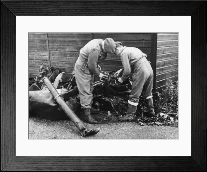 Framed Print : Squadron Leader L. A. Childs and Flight Lieutenant Sir M. Bruce of the R. A. F