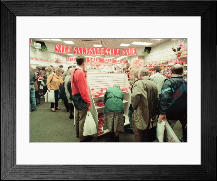 Framed Print : Customers pack Merry Hill Shopping Centre in Brierley Hill, first day of Christmas Sales Framed Print : Customers pack Merry Hill Shopping Centre in Brierley Hill, first day of Christmas Sales