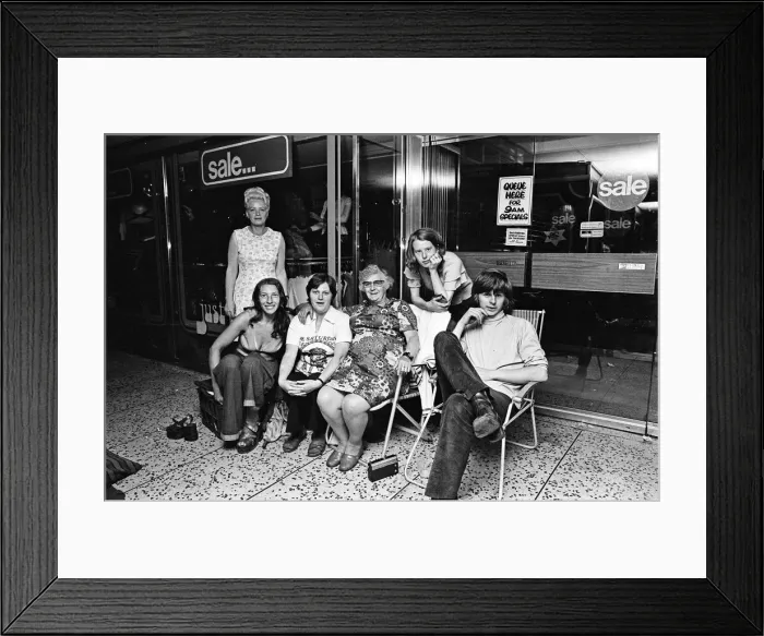 Framed Print : Queue for Debenhams sale, Teesside. 1976 Framed Print : Queue for Debenhams sale, Teesside. 1976