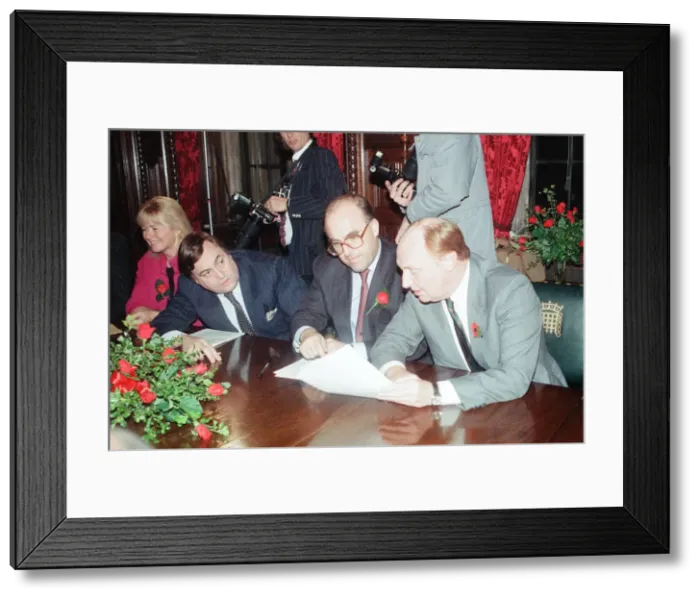 Framed Print : 1989 Labour Party Shadow Cabinet, newly elected, Photocall, Westminster, London Framed Print : 1989 Labour Party Shadow Cabinet, newly elected, Photocall, Westminster, London