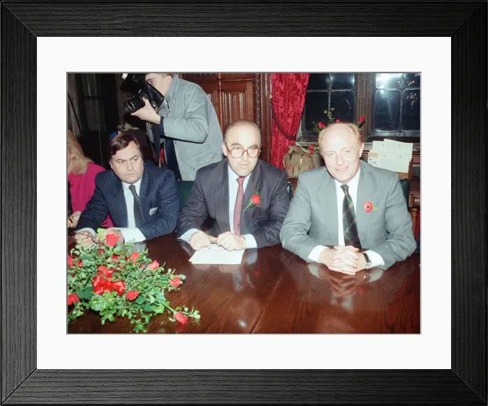 Framed Print : 1989 Labour Party Shadow Cabinet, newly elected, Photocall, Westminster, London Framed Print : 1989 Labour Party Shadow Cabinet, newly elected, Photocall, Westminster, London