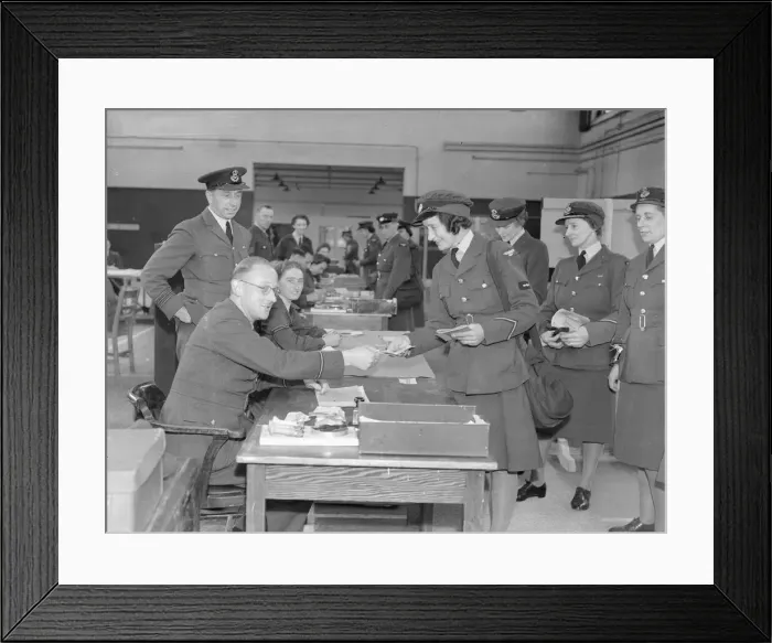 Framed Print : WaF at a dispersal camp in Hereford being demobbed. 18th June 1945 Framed Print : WaF at a dispersal camp in Hereford being demobbed. 18th June 1945