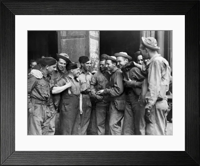 Framed Print : British Army Royal Engineers sappers and US soldiers becoming acquainted after working Framed Print : British Army Royal Engineers sappers and US soldiers becoming acquainted after working