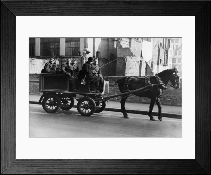 Framed Print : US soldiers see the sights of London from a converted milk wagon Framed Print : US soldiers see the sights of London from a converted milk wagon