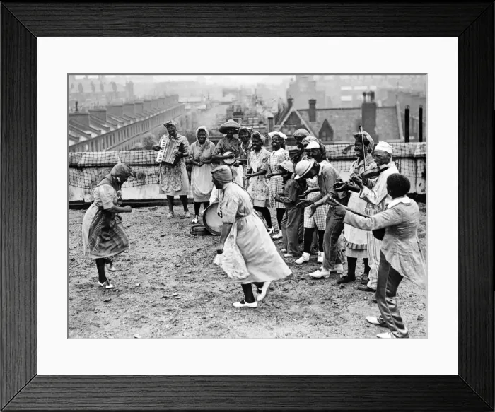 Framed Print : Civil Defence workers performing a Minstrel concert party on top of Southwark Town Hall Framed Print : Civil Defence workers performing a Minstrel concert party on top of Southwark Town Hall