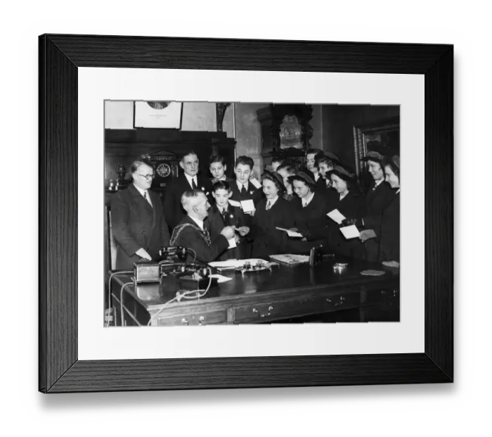 Framed Print : The Mayor of Newport (Councillor William Rudd) receiving gifts from school children to