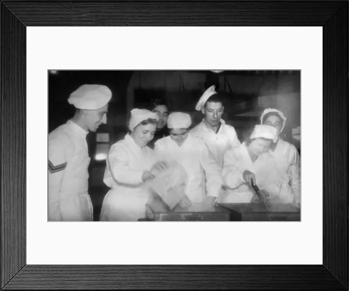 Framed Print : Men of the British Army Royal Artillery regiment and women of the Auxiliary Territorial