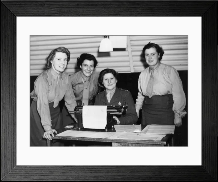 Framed Print : Auxiliary Territorial Service (ATS) members at the new Woolwich Arsenal Framed Print : Auxiliary Territorial Service (ATS) members at the new Woolwich Arsenal