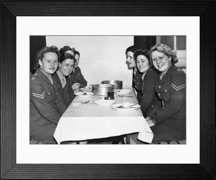 Framed Print : Auxiliary Territorial Service (ATS) members eating a meal in one of the most modern Framed Print : Auxiliary Territorial Service (ATS) members eating a meal in one of the most modern