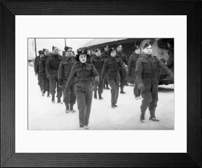 Framed Print : Men of the British Army Royal Artillery regiment and women of the Auxiliary Territorial