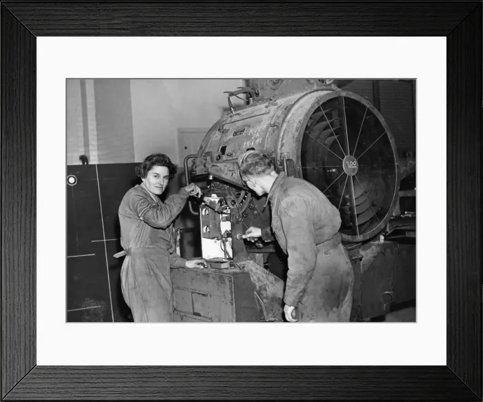 Framed Print : Auxiliary Territorial Service (ATS) members at the new Woolwich Arsenal Framed Print : Auxiliary Territorial Service (ATS) members at the new Woolwich Arsenal