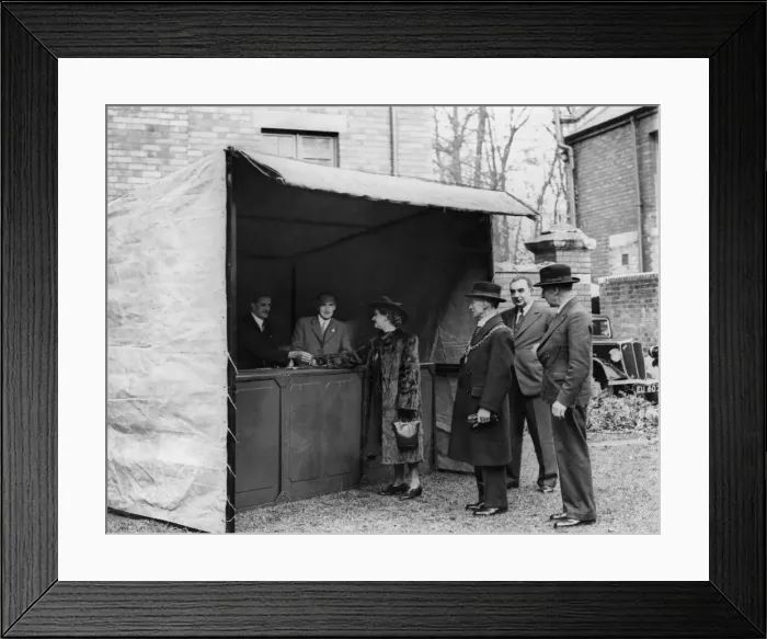 Framed Print : A temporary post office assembled in Cardiff. The Lord Mayor and Lord Mayoress Framed Print : A temporary post office assembled in Cardiff. The Lord Mayor and Lord Mayoress
